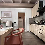 The Hangar Loft - Leonoardo, Center & Parking Apartman