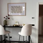 The Hangar Loft - Leonoardo, Center & Parking Apartman *
