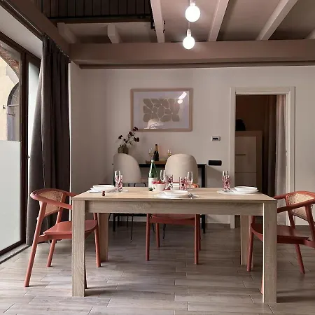 The Hangar Loft - Leonoardo, Center & Parking Apartment *