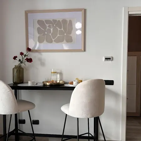 The Hangar Loft - Leonoardo, Center & Parking Apartment *