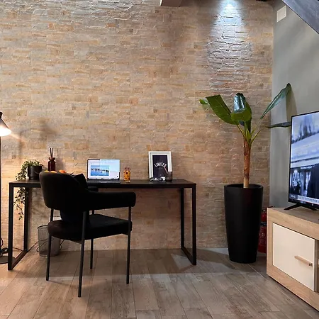 The Hangar Loft - Leonoardo, Center & Parking Apartment