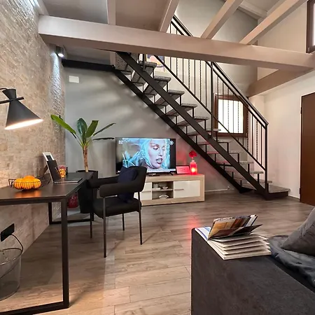The Hangar Loft - Leonoardo, Center & Parking * Sesto Calende