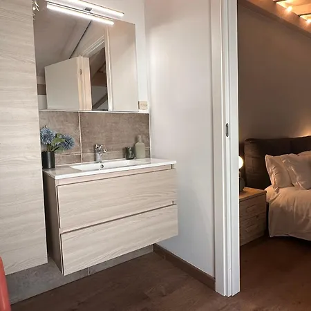 The Hangar Loft - Leonoardo, Center & Parking Apartment