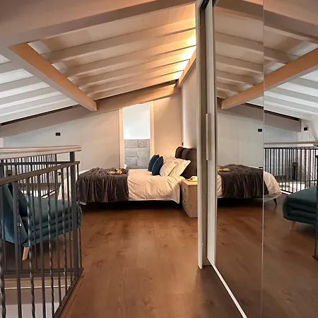 The Hangar Loft - Leonoardo, Center & Parking Apartment