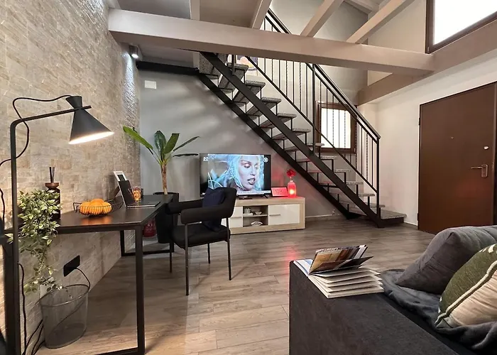 The Hangar Loft - Leonoardo, Center & Parking Apartment *