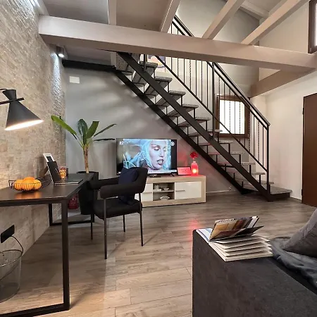 The Hangar Loft - Leonoardo, Center & Parking Apartament *